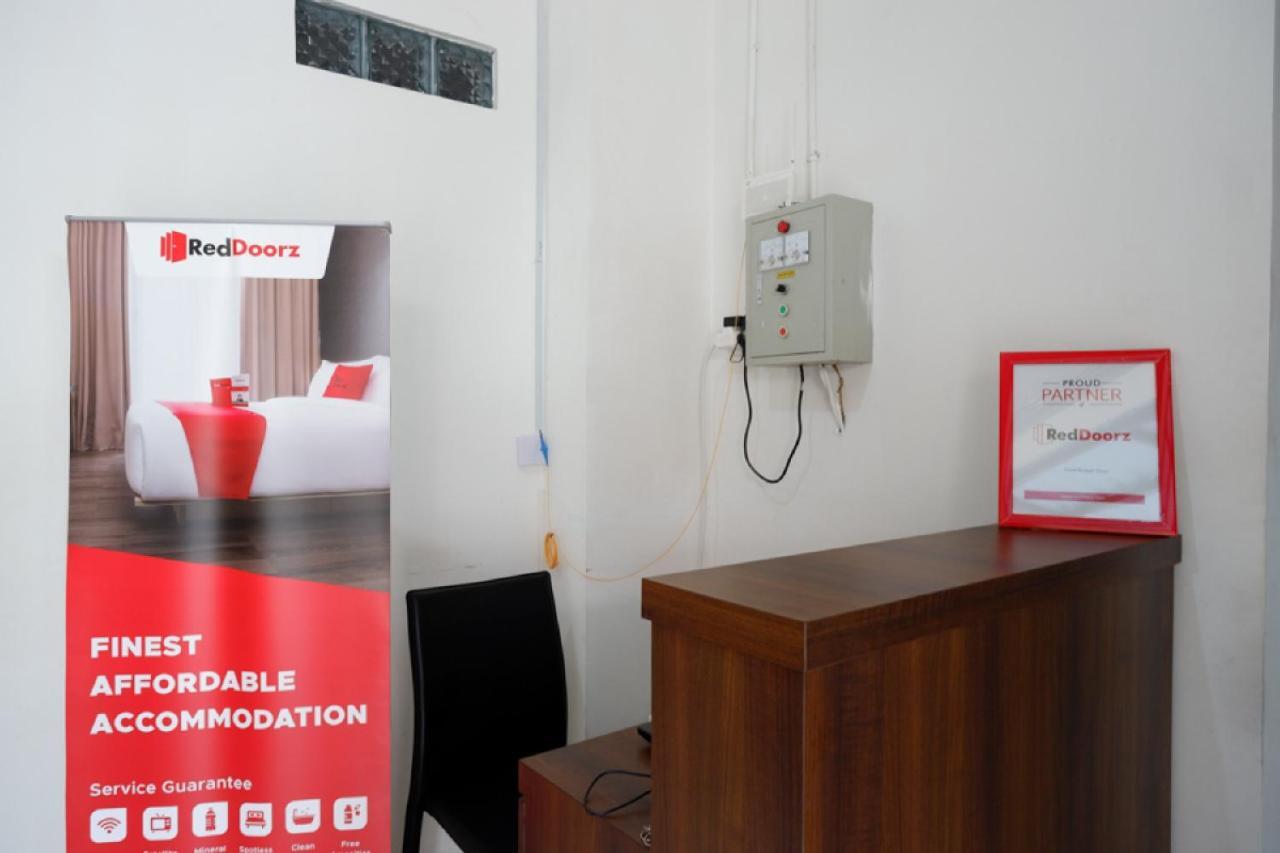 Reddoorz Hostel Near Kota Lama Семаранг Екстер'єр фото