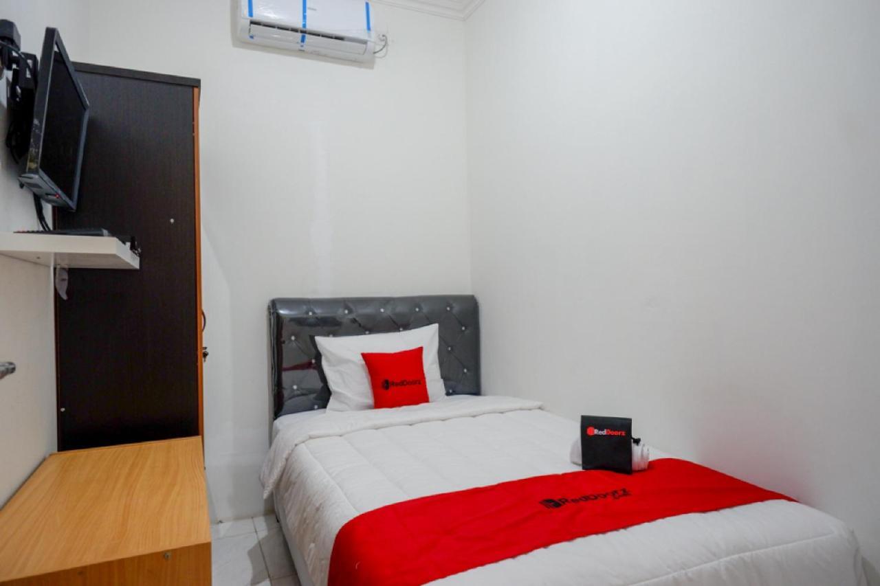 Reddoorz Hostel Near Kota Lama Семаранг Екстер'єр фото
