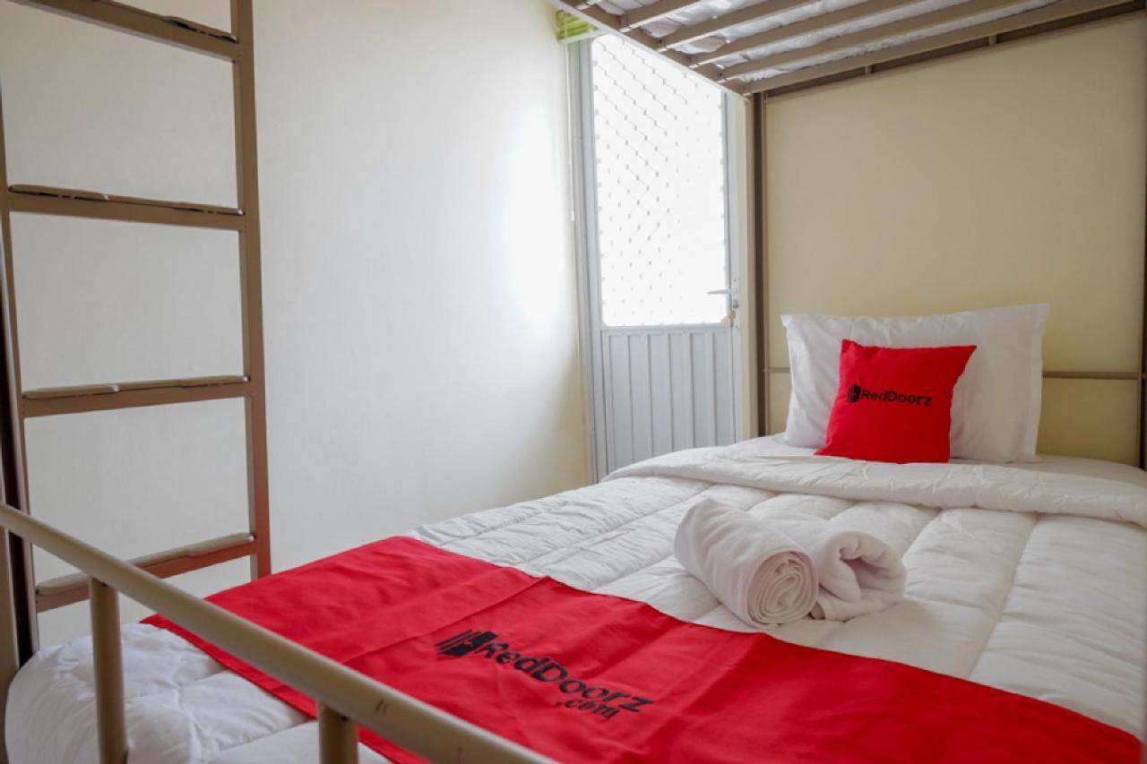 Reddoorz Hostel Near Kota Lama Семаранг Екстер'єр фото